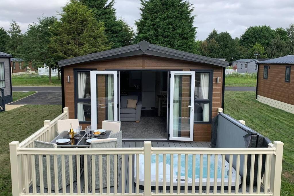 Nightingale Lodge With Hot Tub Barmby on the Moor Exterior photo